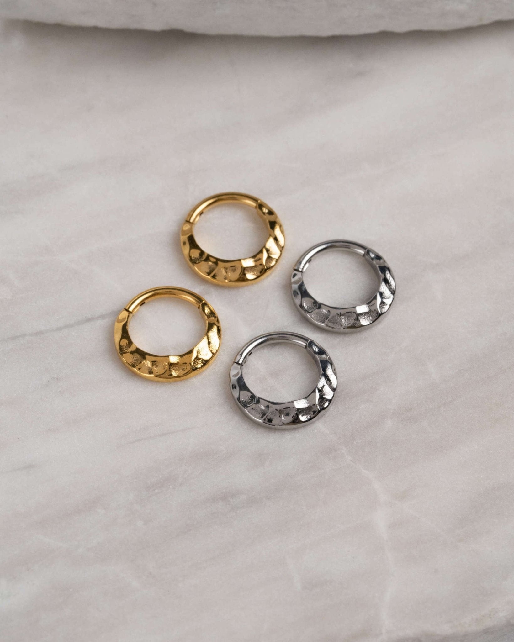 Demonia Hale Hammered Ring Clicker 🖤