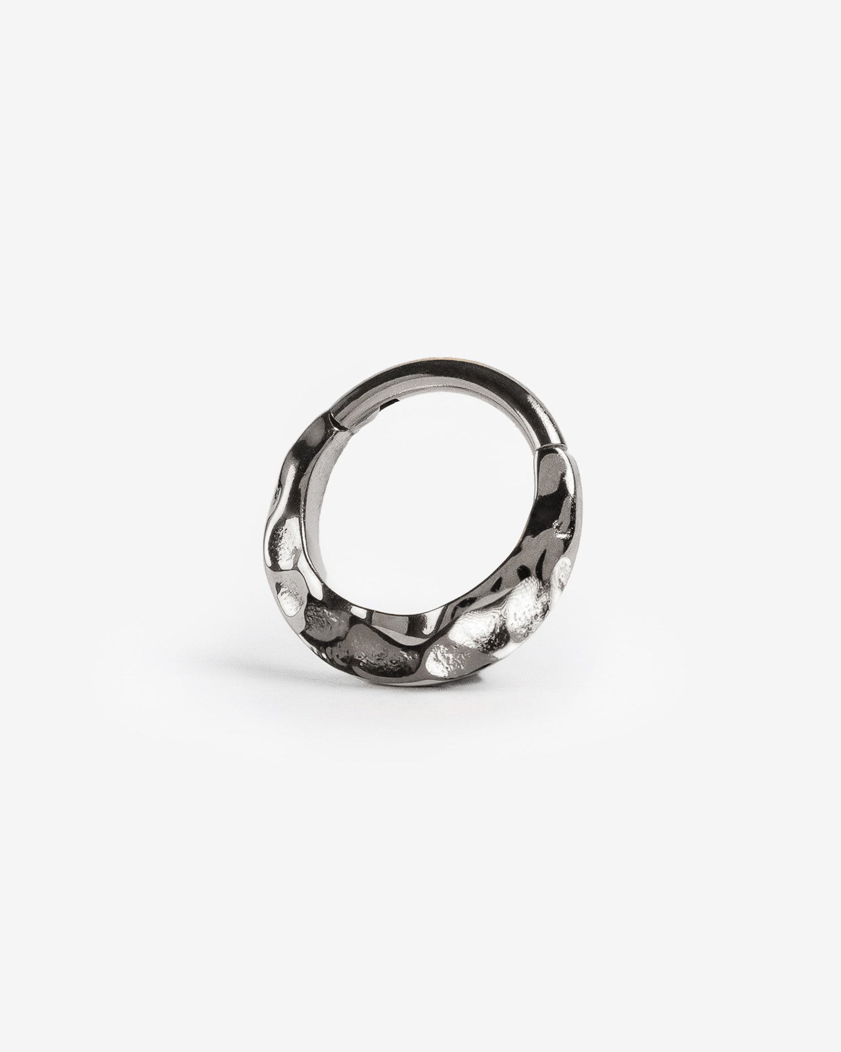 Demonia Hale Hammered Ring Clicker 🖤