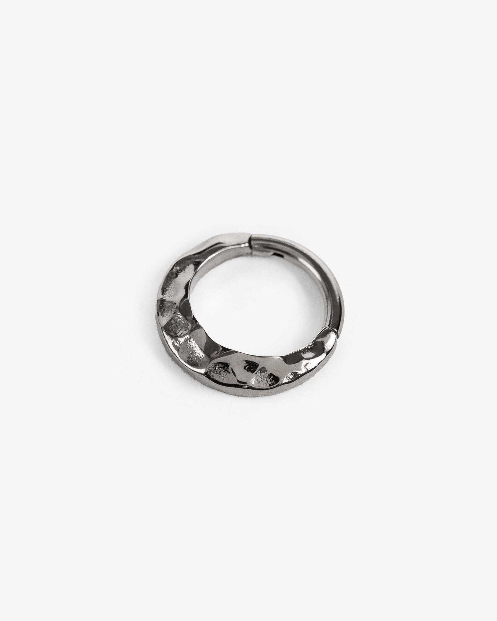 Demonia Hale Hammered Ring Clicker 🖤