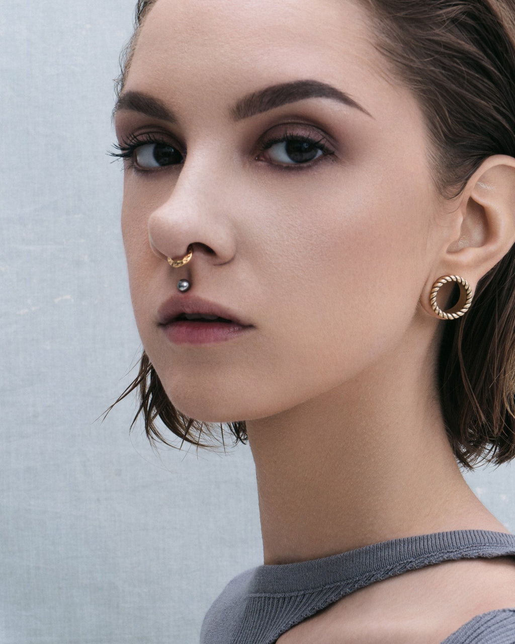 Demonia Hale Hammered Ring Clicker 🖤