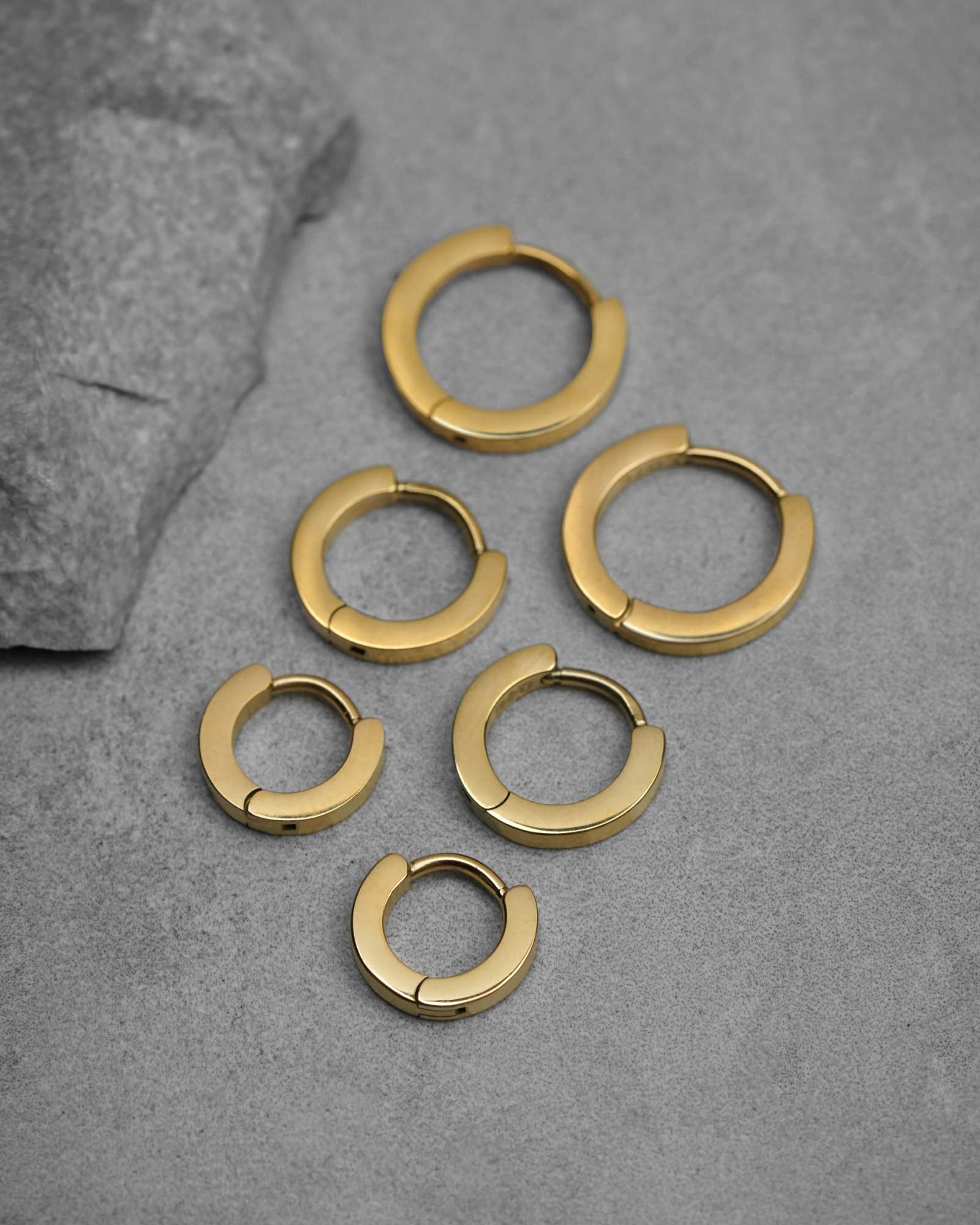 Demonia Classic Court Huggie Earrings 🖤